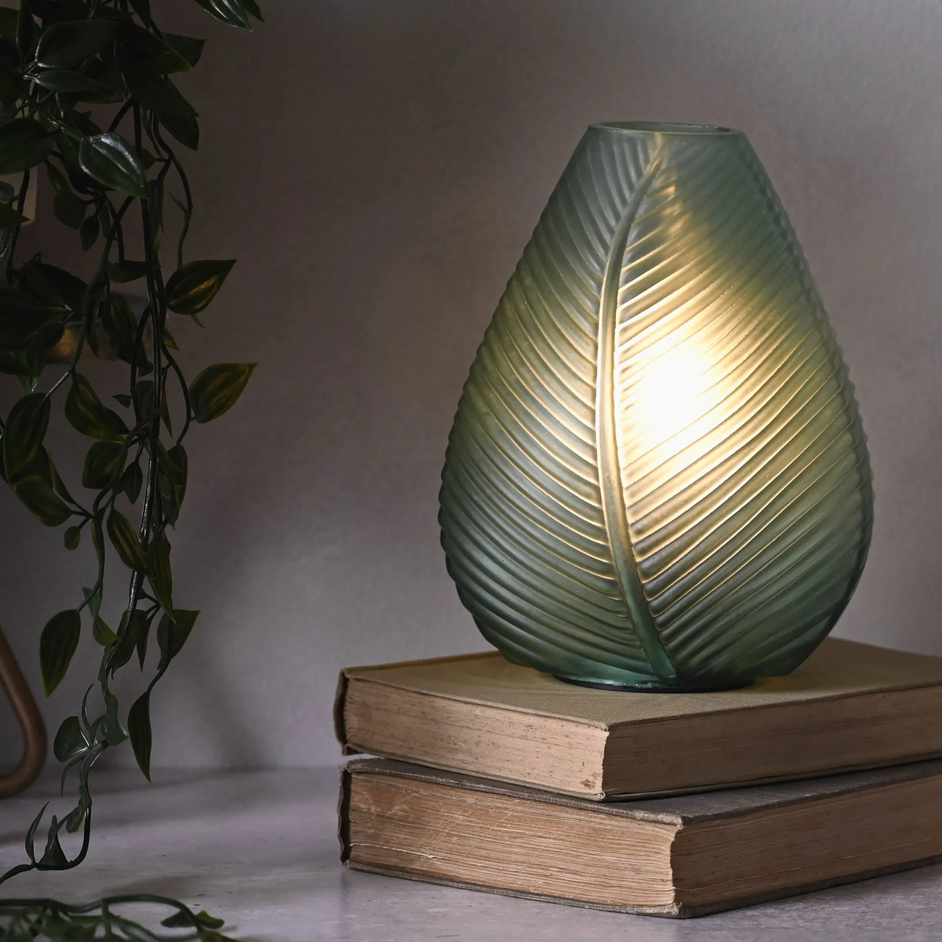 HESTIA BATTERY OPERATED GLASS LAMP GREEN 14CM X 18CM